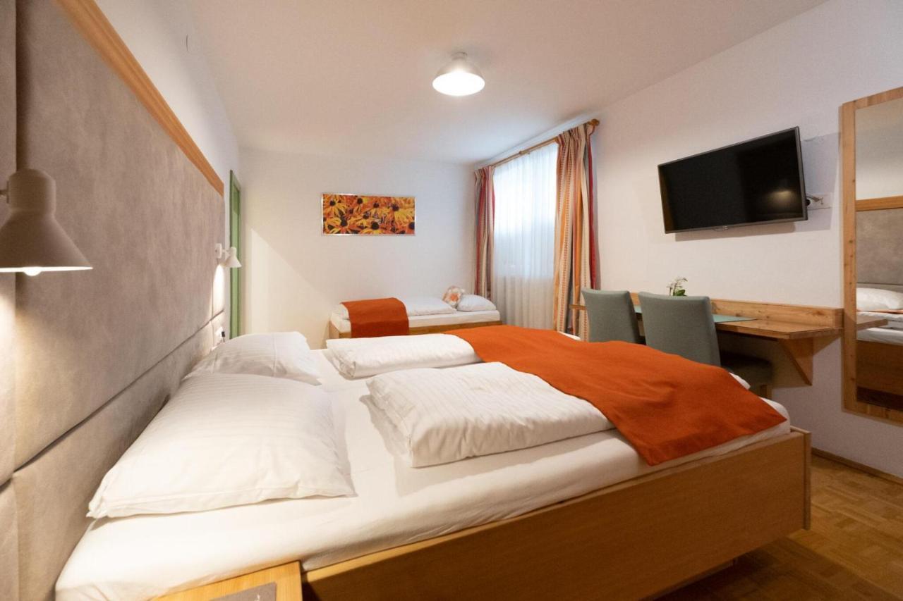 Hotel Santner Eugendorf Buitenkant foto
